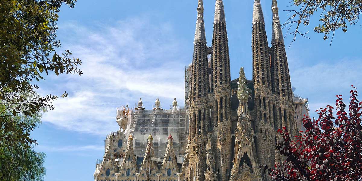 Mê mẩn kiến trúc nhà thờ Sagrada Familia – Tây Ban Nha